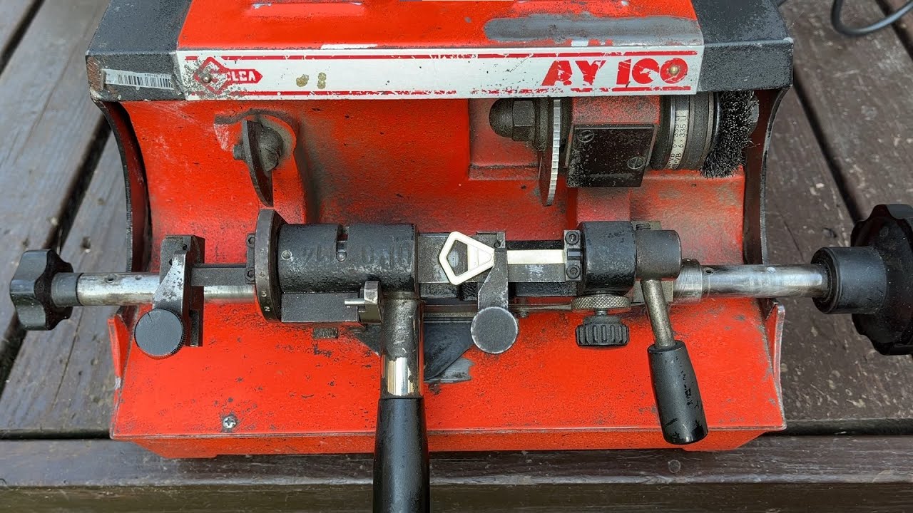 locksport: playing with Silca AY100 key cutting machine