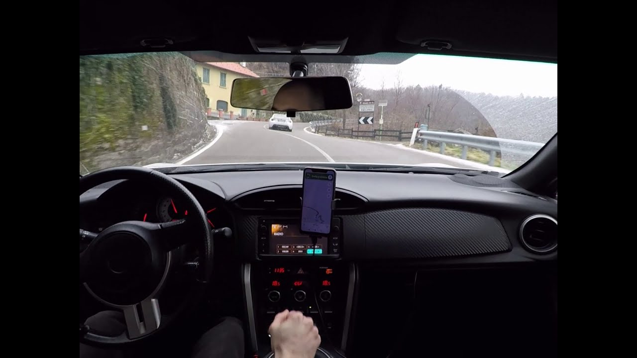 TOYOTA GT86 - Warming up in cold weather with Eurobeat