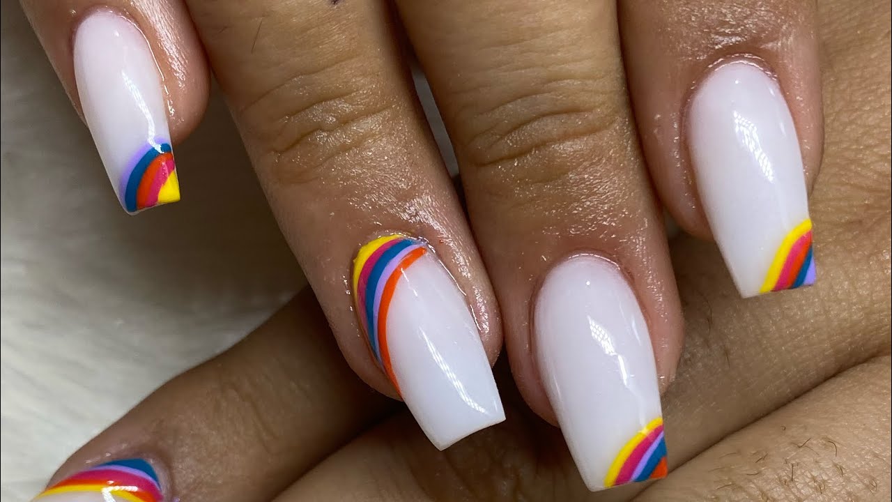 Uñas acrílicas BLANCAS con arcoíris