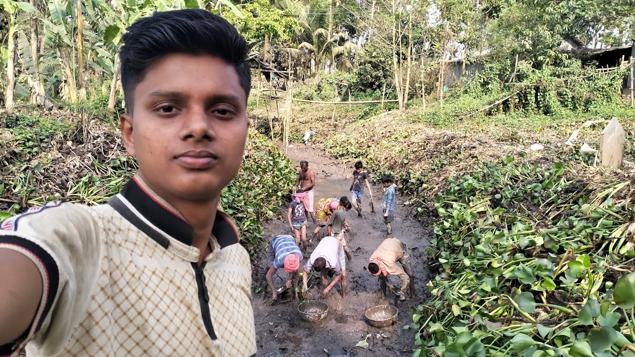 খাল থেকে ফলুই মাছ ধরল