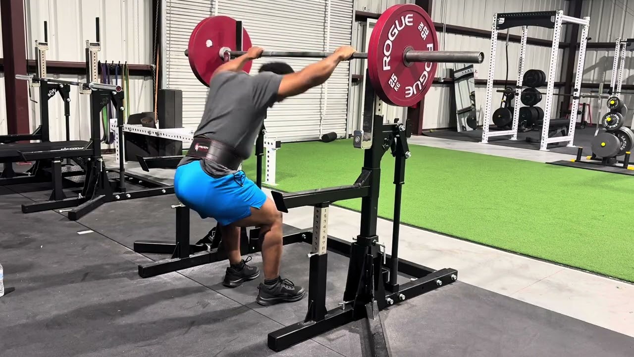 Trying a powerlifting gym #zeus #workout 