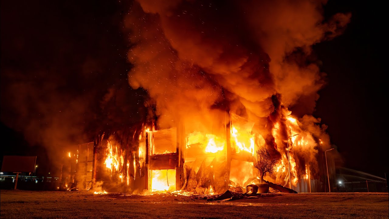 Grote brand verwoest meubelzaak in Wesepe