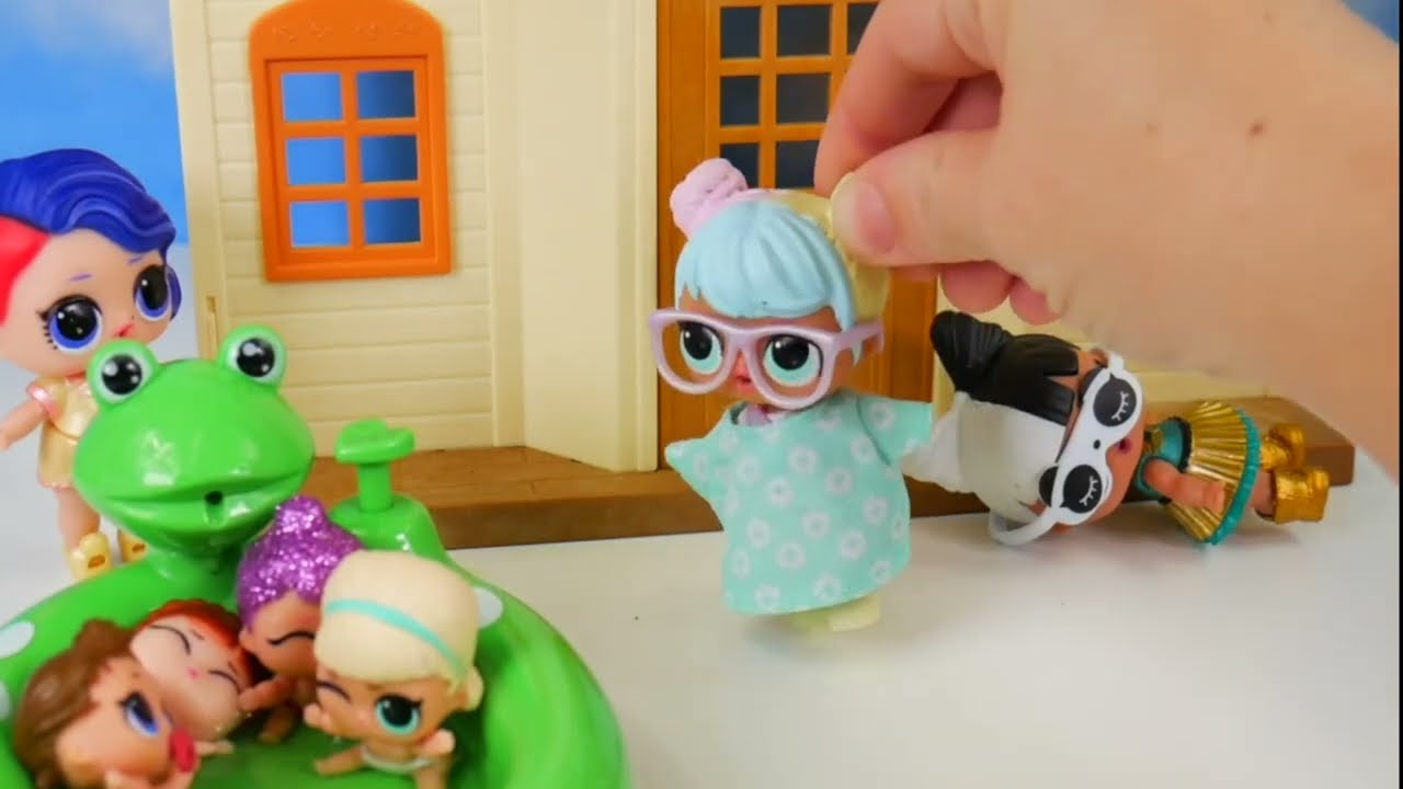Confetti Pop Surprise Ball Opening with Doll House Dolls