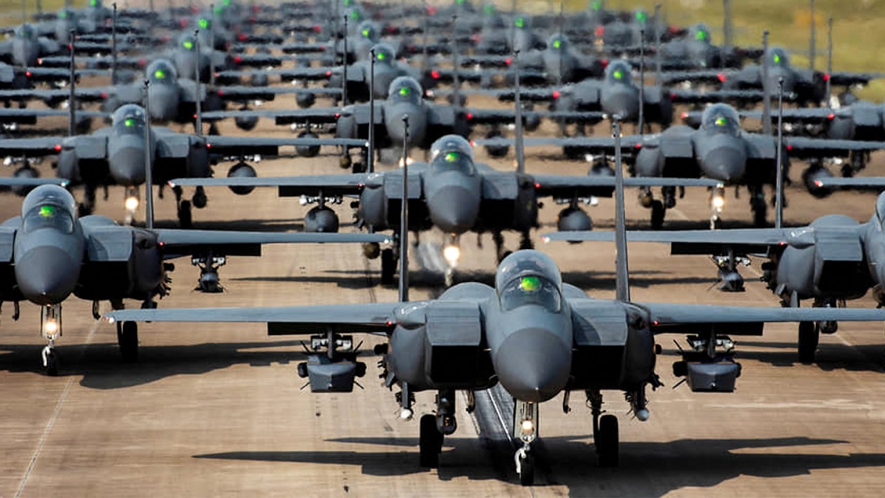 ИРАН В ШОКЕ! Сотни истребителей F-15 ВВС США прибыли на Ближний Восток