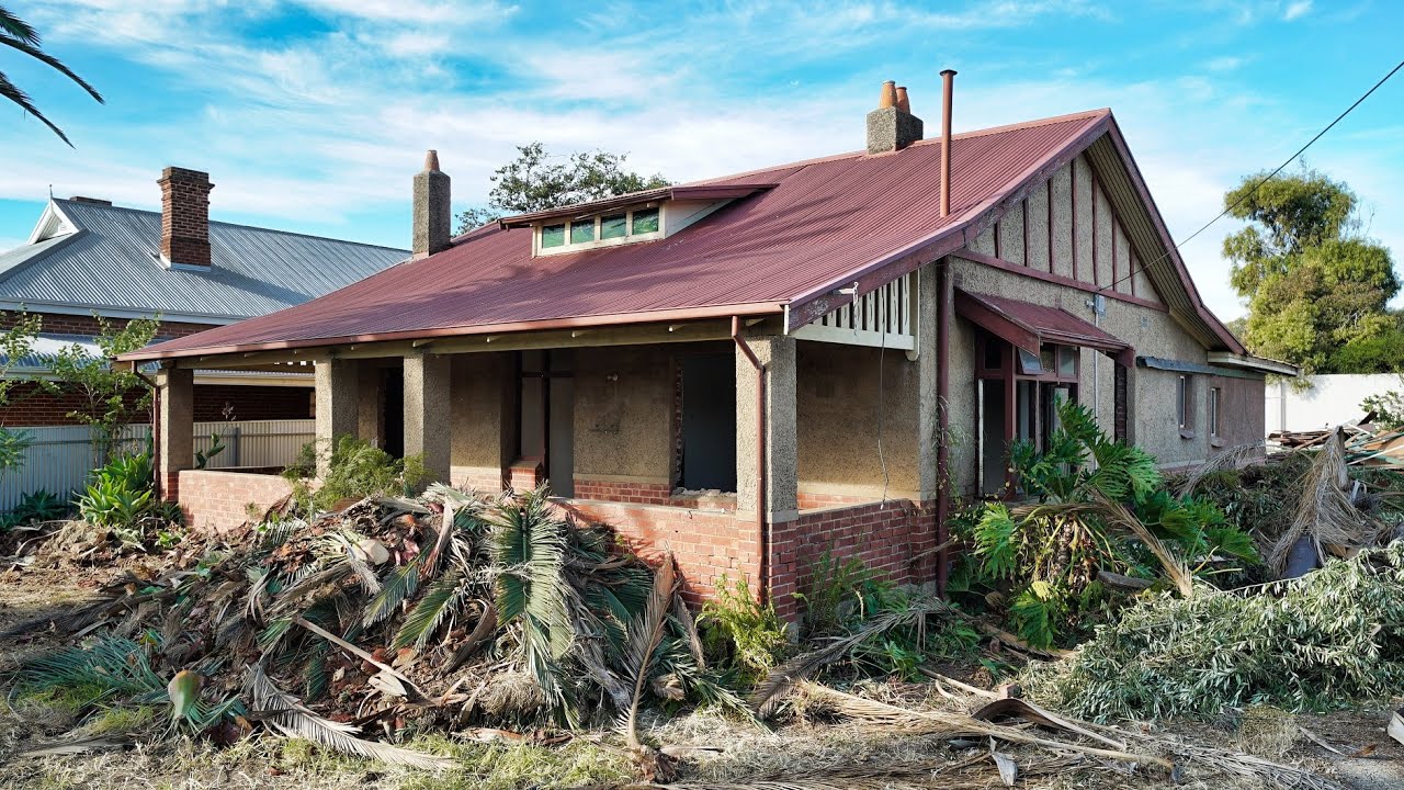 Federation bungalow with arts and craft influence/Original features with huge back extension