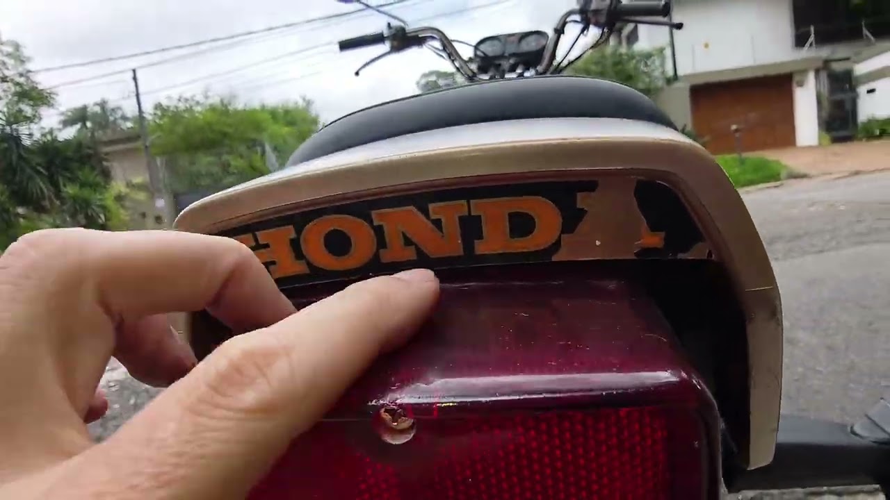 Depois de 2 Negativas de compra meu cliente aceitou ficar com a antiga Cb400 Dourada 1982! 