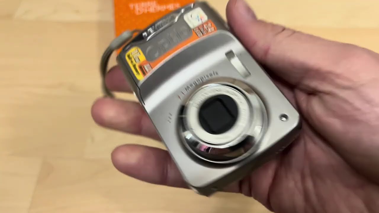 Pentax Optio E35 — старая цифровая фотокамера с разрешением 7,1 Мп, 3-кратным оптическим зумом, Ж...