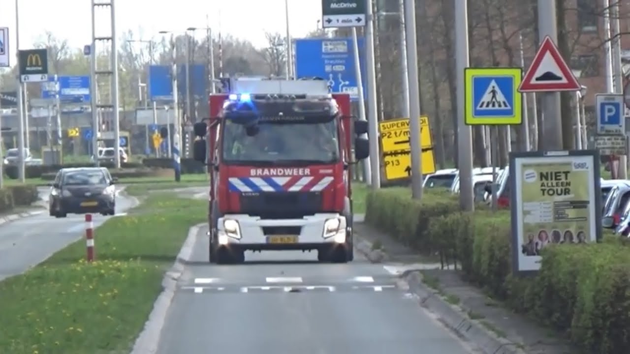 [Tegen het verkeer] Brandweer Leeuwarden met spoed naar een melding in Leeuwarden!