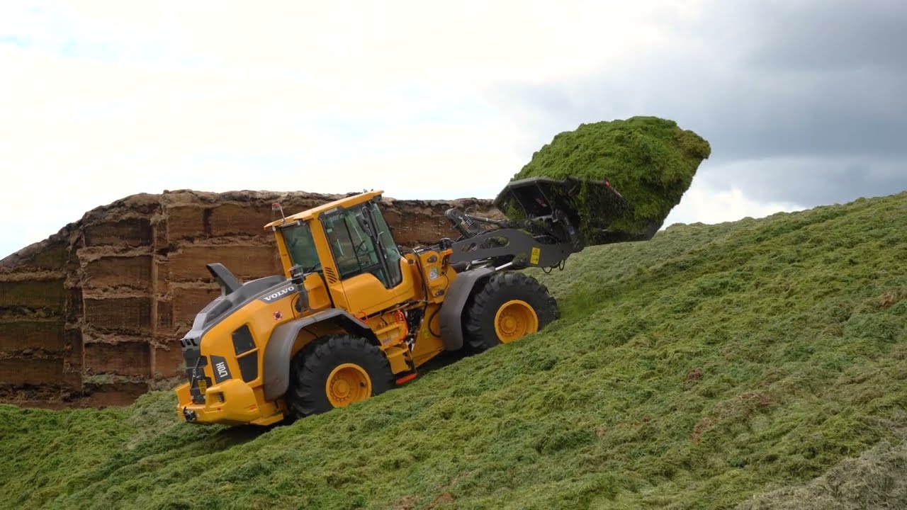 PHR Farms take GB’s first dedicated agricultural specification Volvo wheeled loader.