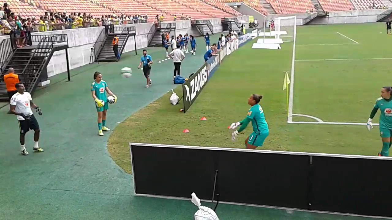 Goleira Bárbara no aquecimento