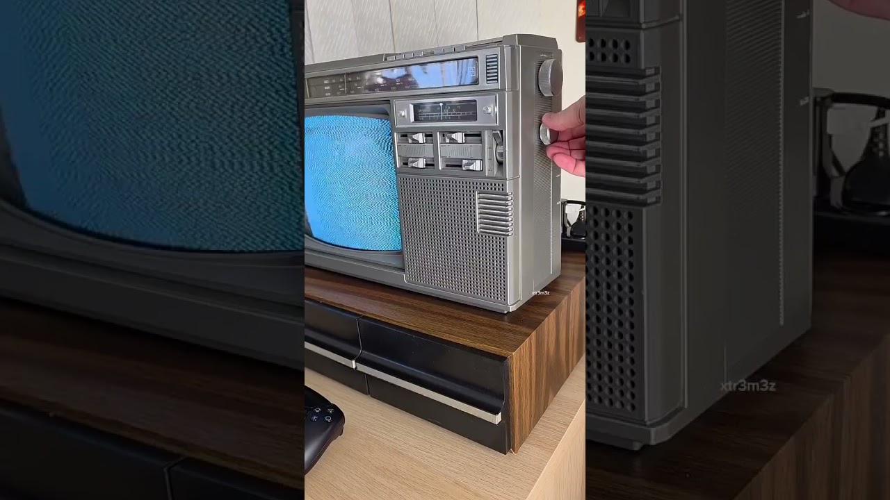 Playstation 5 work on a Boombox crt TV from 1980