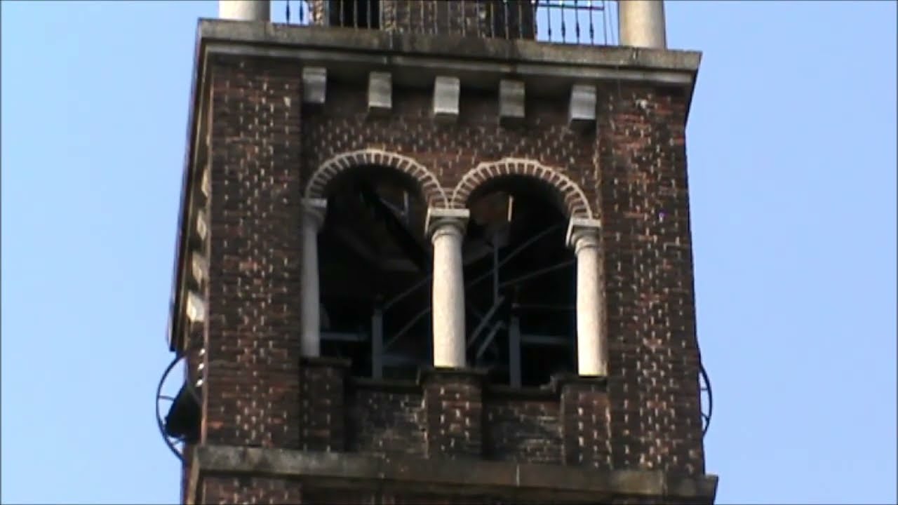 Звук пяти колоколов Муджано, церкви в сельской местности Милана (Италия)