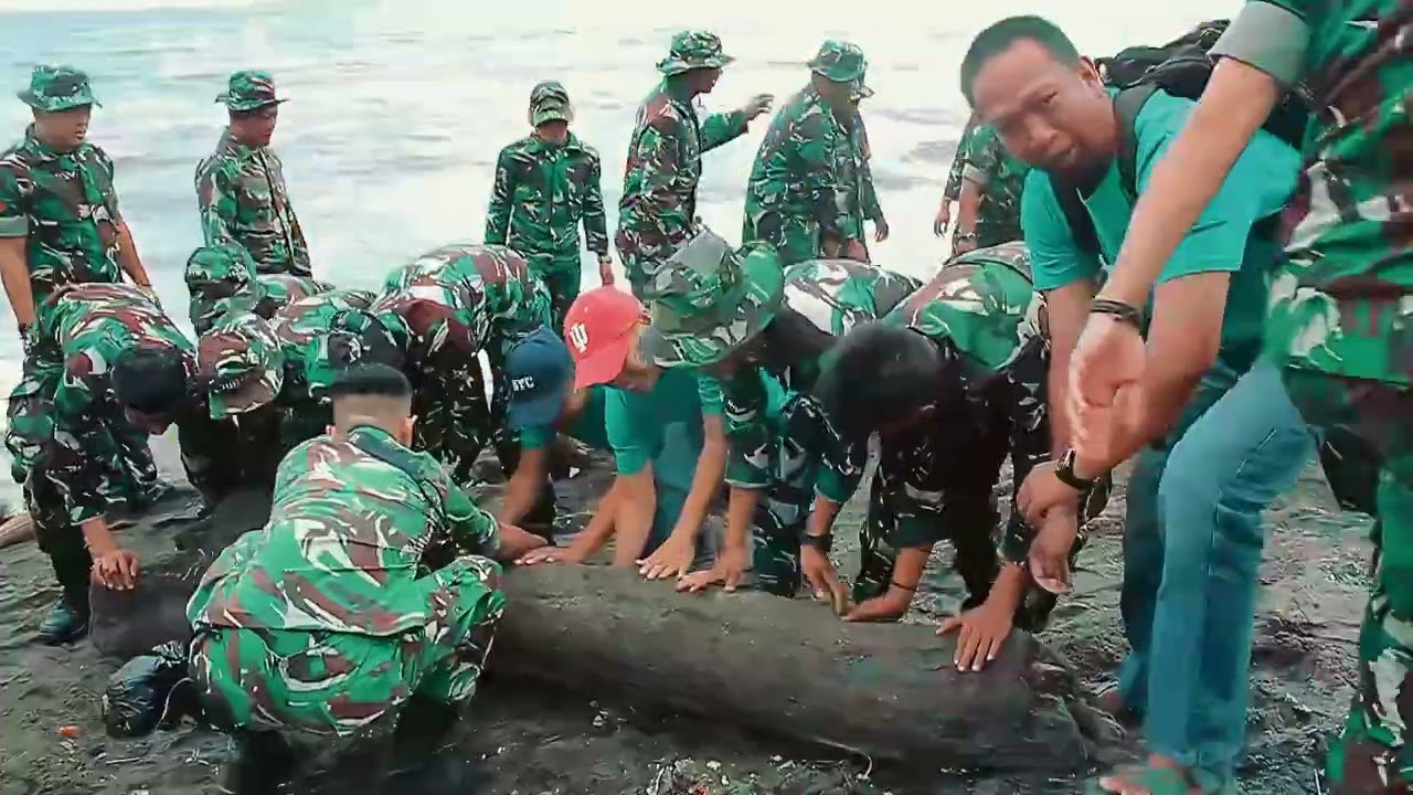 Brigif 11/BS Sinergi Lintas Sektor, Menggelar Kegiatan Bersih-Bersih Pantai Mattirotasi