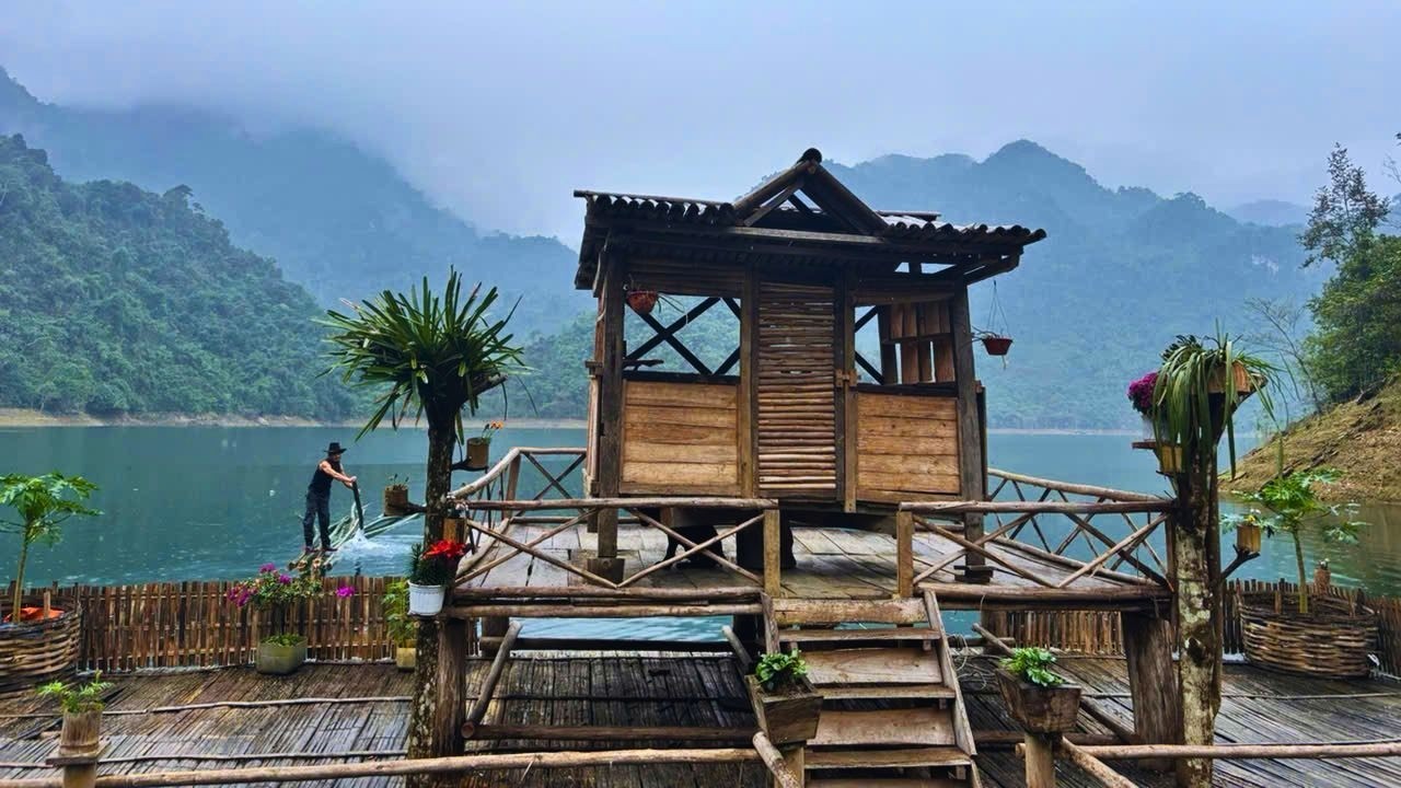 Peaceful Life on a Floating Farm on a Rainy Day | Expanding Rice Fields with Bamboo