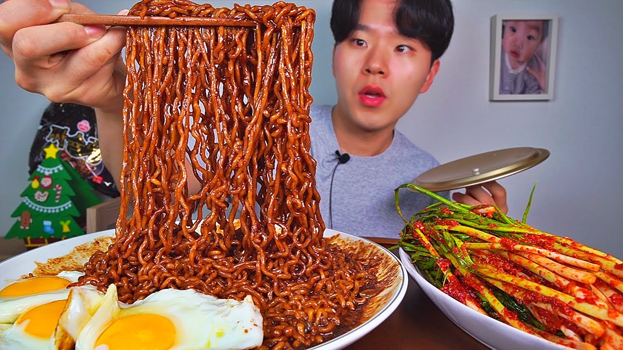 짜장라면 복작하게 끼리고 잘 만든 파김치. 너무 맛있어 짜장이 묻은 줄도 모르고 먹었습니다.