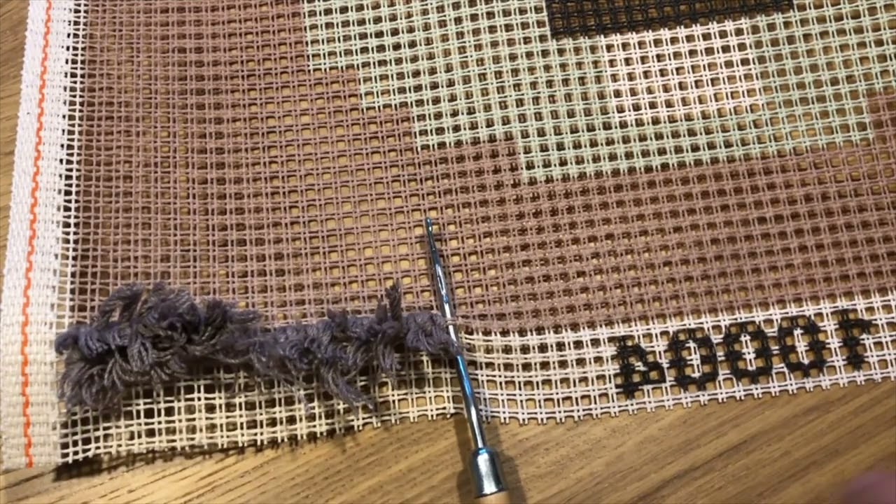 Linkshandig haken: Dendennis Little Woodland Adventures Latch hook kussen knoop pakketten, uitleg sm