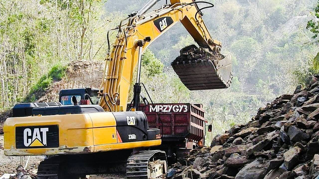 BIG Digger Excavator Digging Loading Dirt On Road Construction