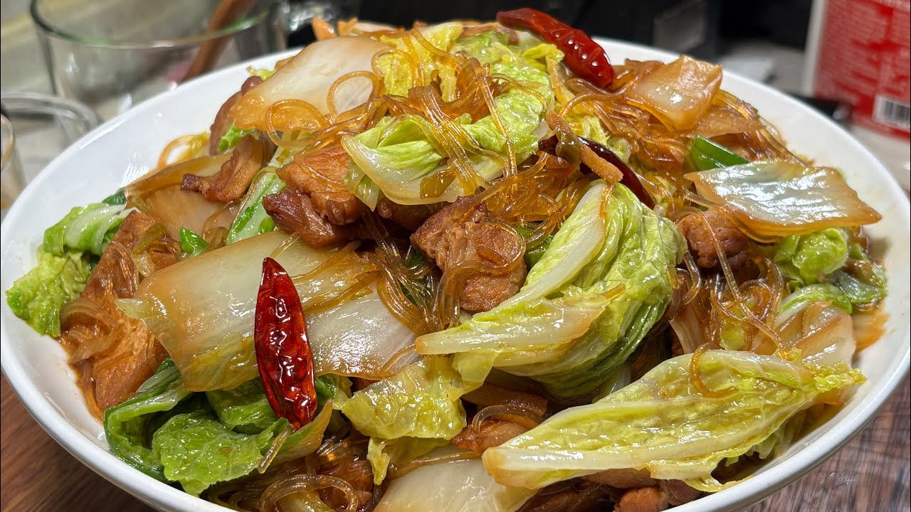 白菜猪肉炖粉条怎么做才好吃，教你饭店大厨不外传的秘密，鲜香入味，全家都喜欢吃！#美食教程 #家常美食#白菜猪肉炖粉条