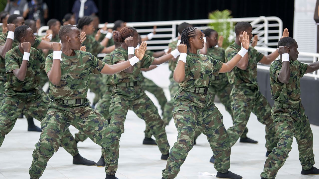 Beretse Perezida Kagame akarasisi n'amasomo mu bya gisirikare bigiye mu Itorero Indangamirwa