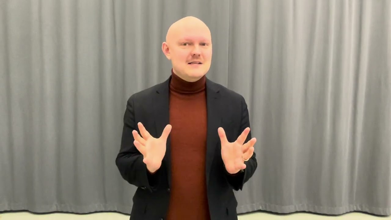 Ohjaaja Samuel Harjanne kertoo musikaalista Wicked-roolien julkistamistilaisuudessa 2.2.