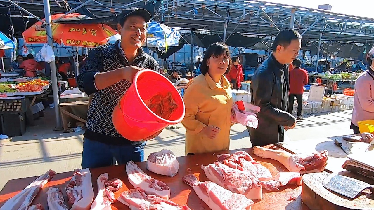 阿阳抓了大半桶八爪鱼，拿到市场给猪肉老板娘，换完猪肉还赚几百