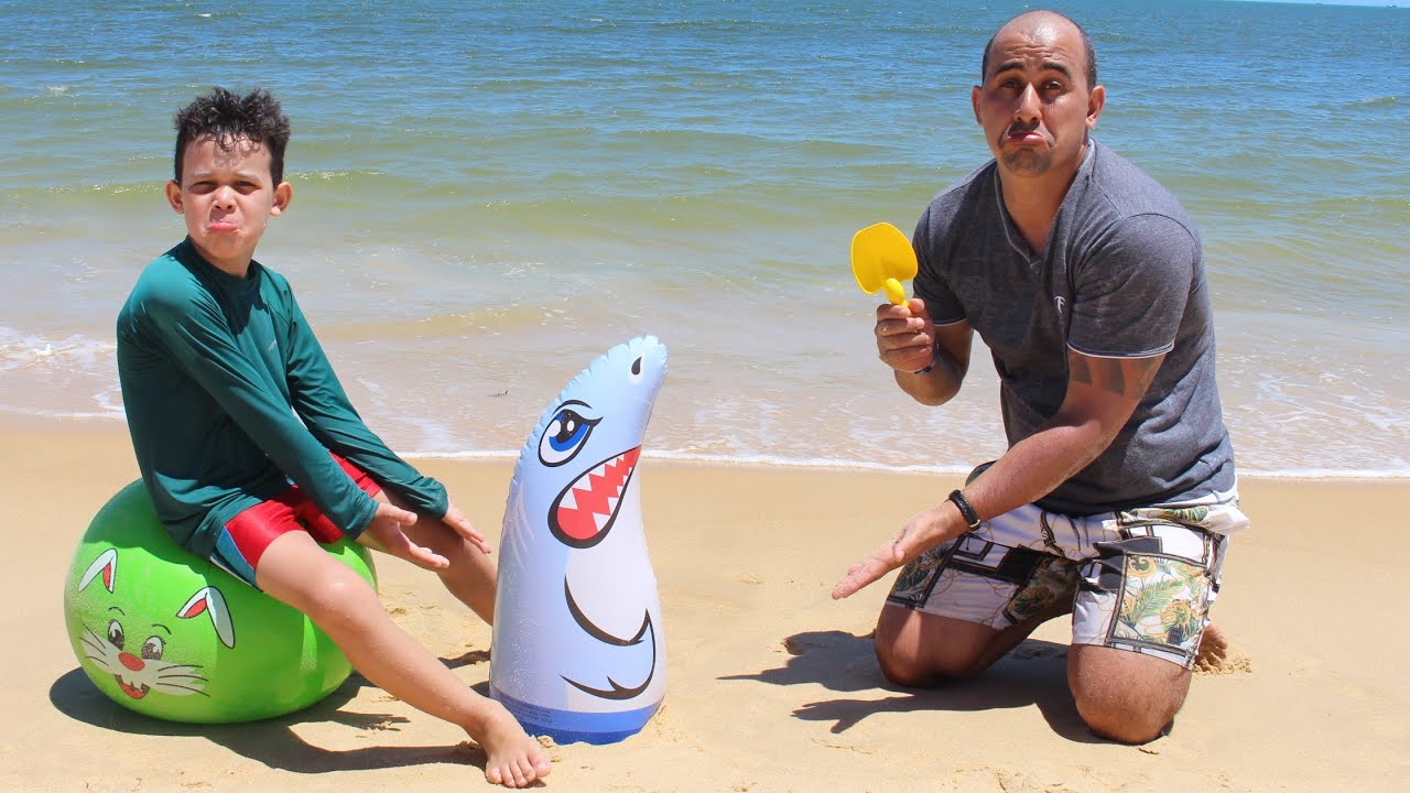 LUCAS E PAPAI BRINCAM DE  TUBARÃO NA PRAIA