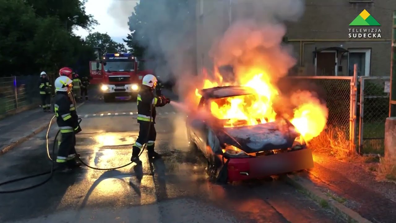 Pożar auta w Pieszycach