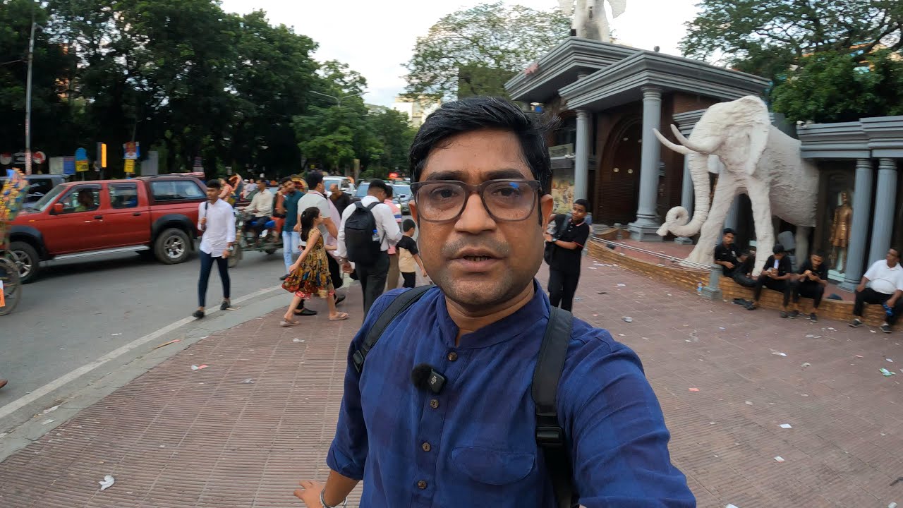 জিগাতলা বাস ‍স্টপ এবং এর আশে পাশে ঘুরে দেখলাম । Zigatola is one of the busiest places in Dhaka.