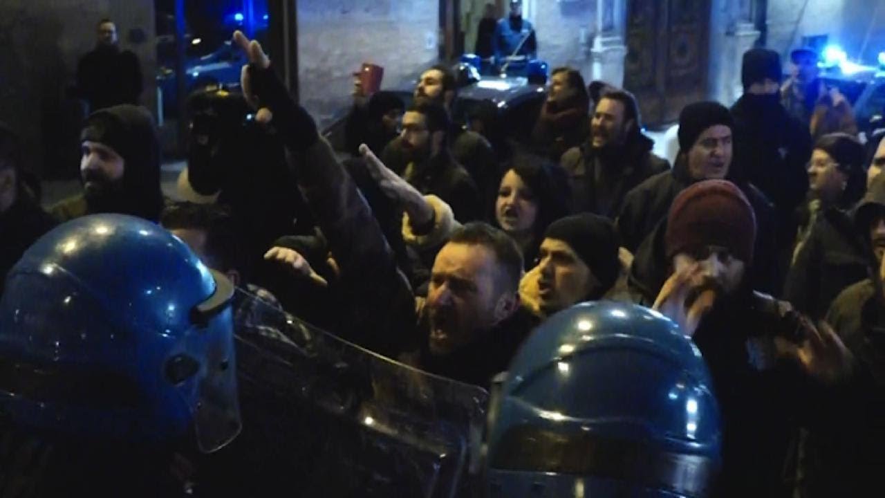 Macerata, scontri in piazza tra polizia e manifestanti di Forza Nuova