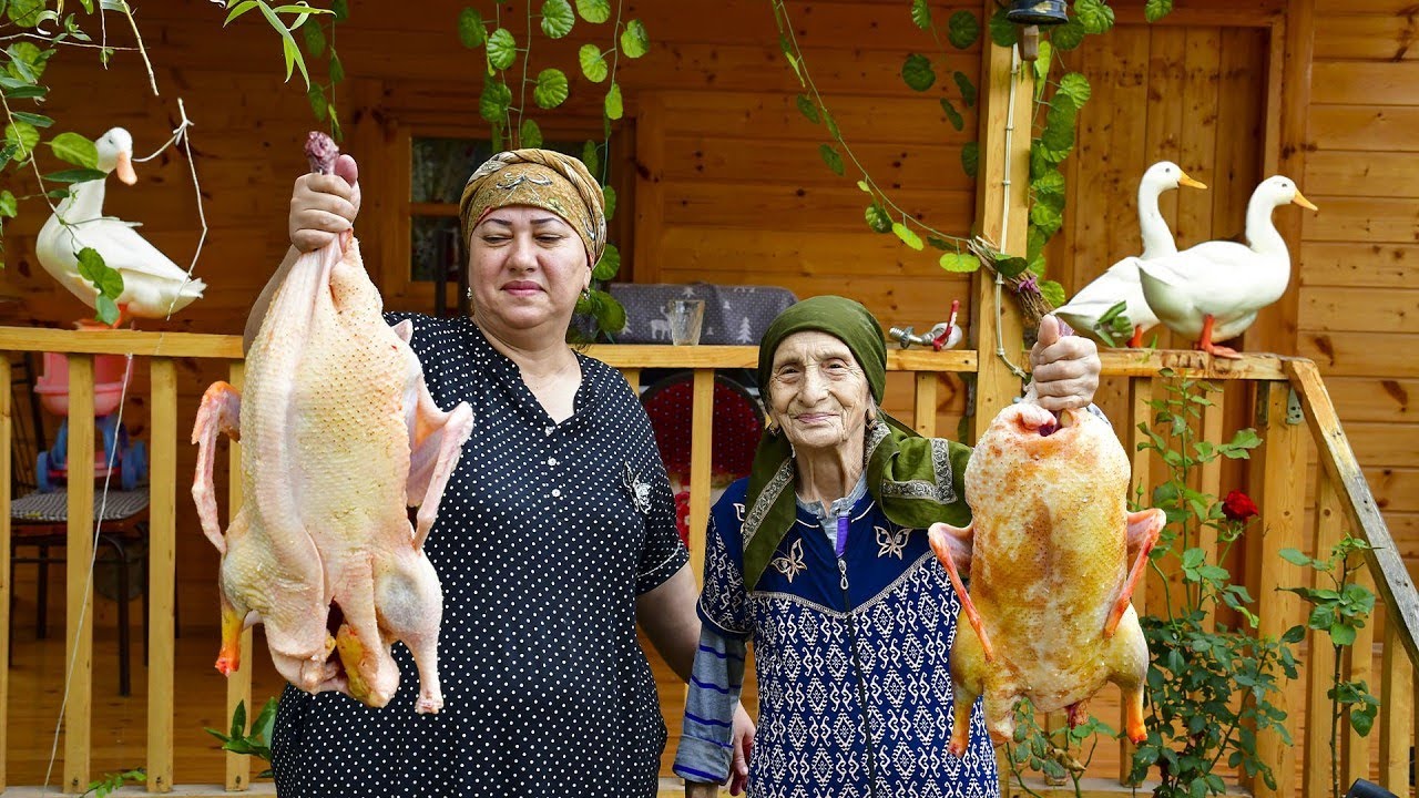 Бабушка приготовила вкусную сочную утку на обед | Village Life