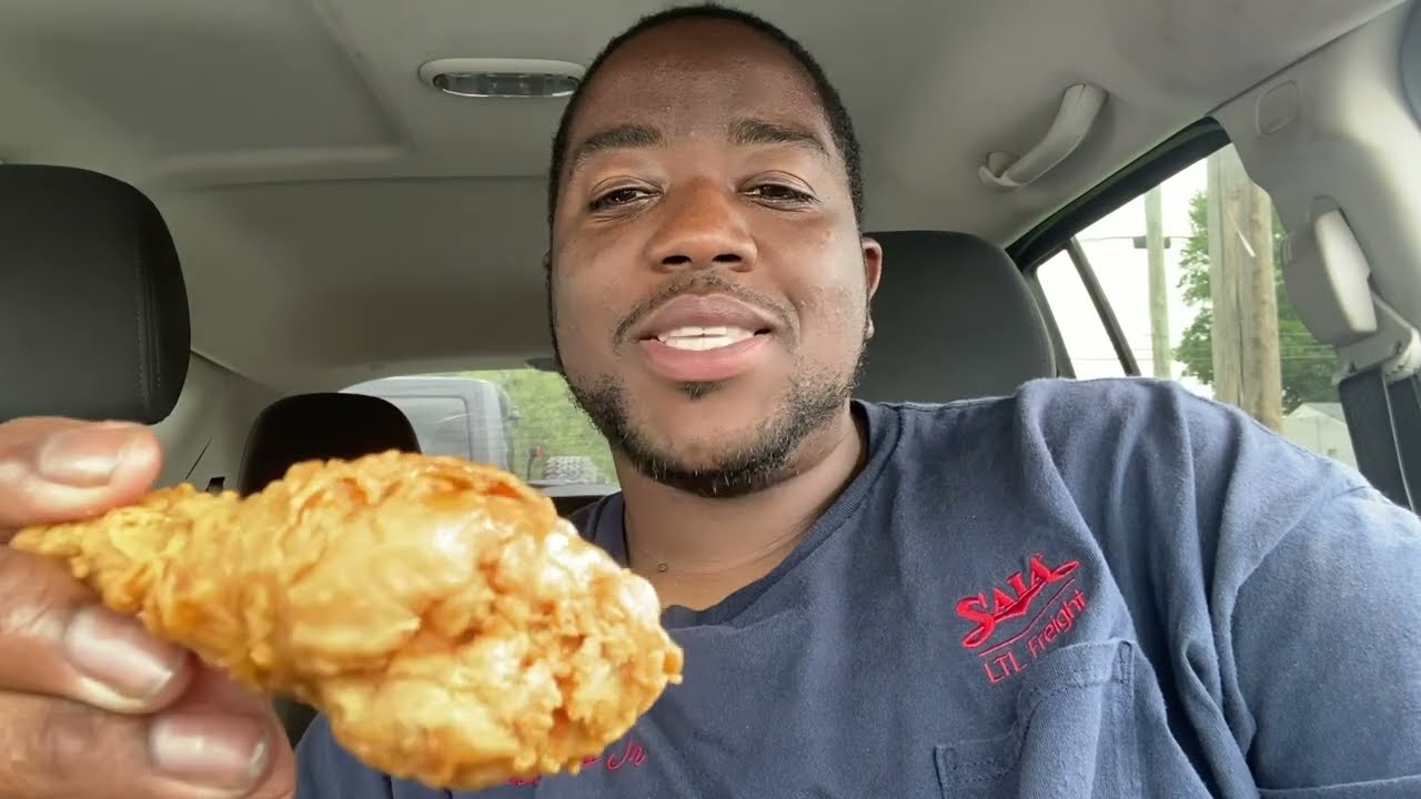 Eating Crispy Fried Chicken @ Indi&rsquo;s Fast Food Restaurant in Louisville, KY