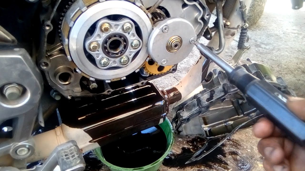 Como aflojar los tornillos del filtro centrifugo de aceite de una moto sin dañarlos fácil :)