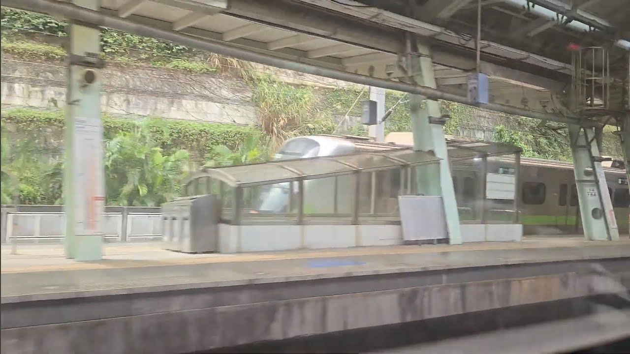 1151次基隆發車經由西部幹線開往新竹的銀綠色微笑號EMU900型十輛一編組EMU936區間車，和4162次樹林發車經由宜蘭線開往蘇澳的EMU500型八輛二編組EMU520+EMU502區間車