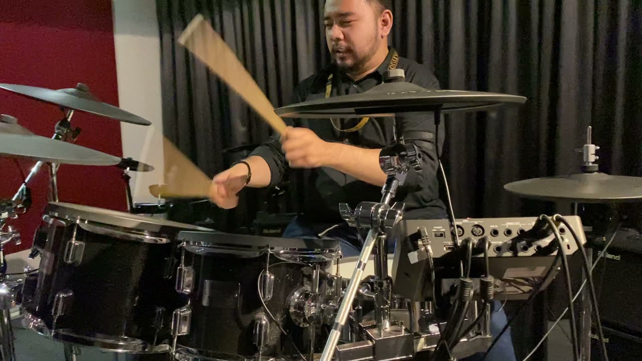 Drumming on ROLAND VAD506 V-Drums Acoustic Design