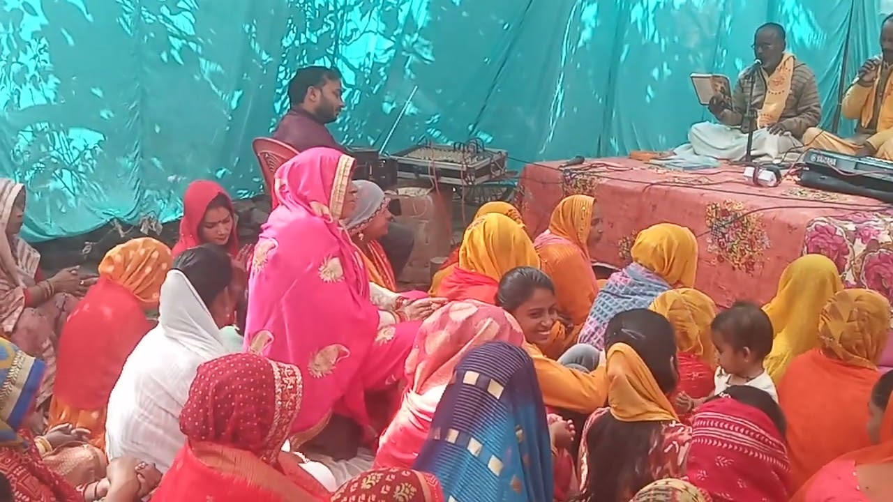 मां भगवती की प्राण प्रतिष्ठा में कलश पूजन करती सभी माताएं बहने। ग्राम वा पोस्ट,, मीर नगर सीतापुर 