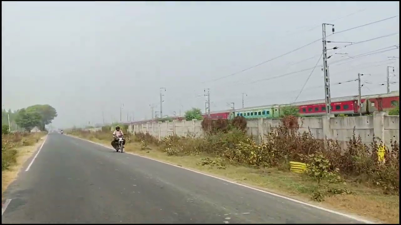 Gadi Bula Rahi Hai Seeti Baja Rahi hai Chalna hi Zindagi hai Chalti Hi Ja Rahi Hai