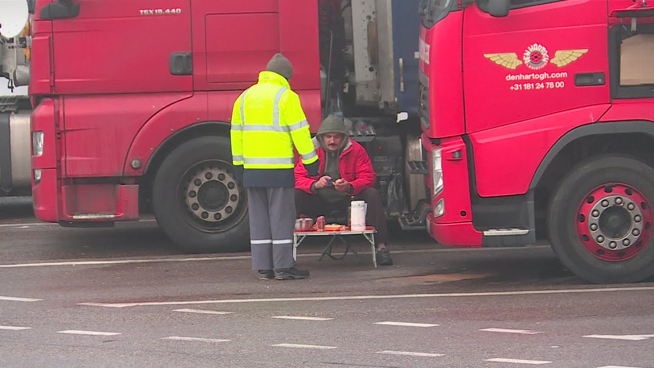 les routiers étrangers coincés sur les parkings le 1er janvier en Normandie