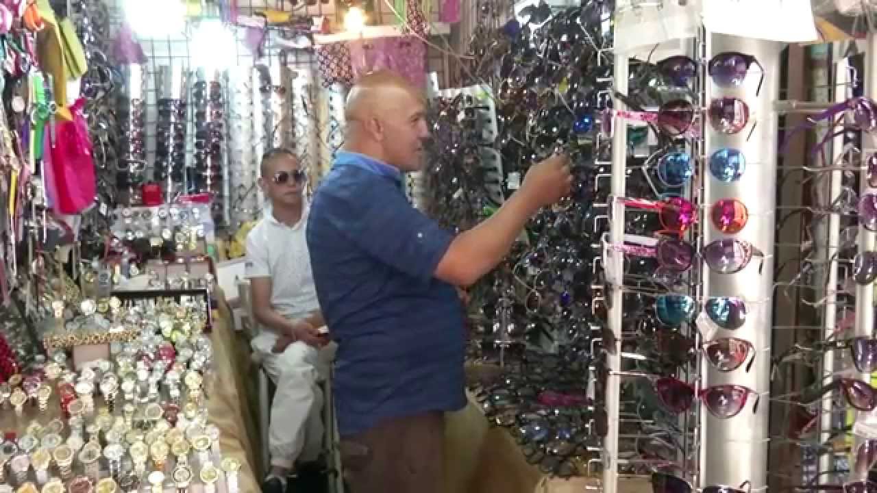 النظارات الشمسية المقلدة.. خطر يغزو الأسواق الجزائرية