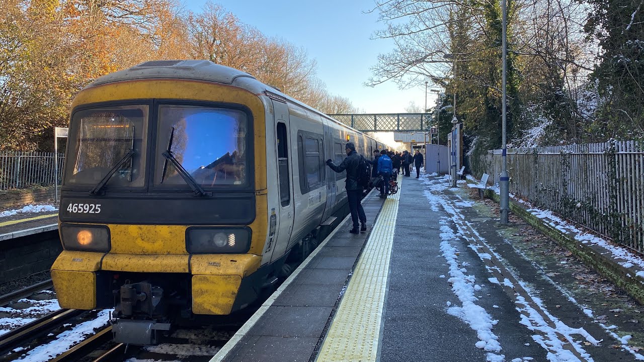 Delays and more Delays! Snowy Trains at: Hildenborough | SEML | 15/12/22