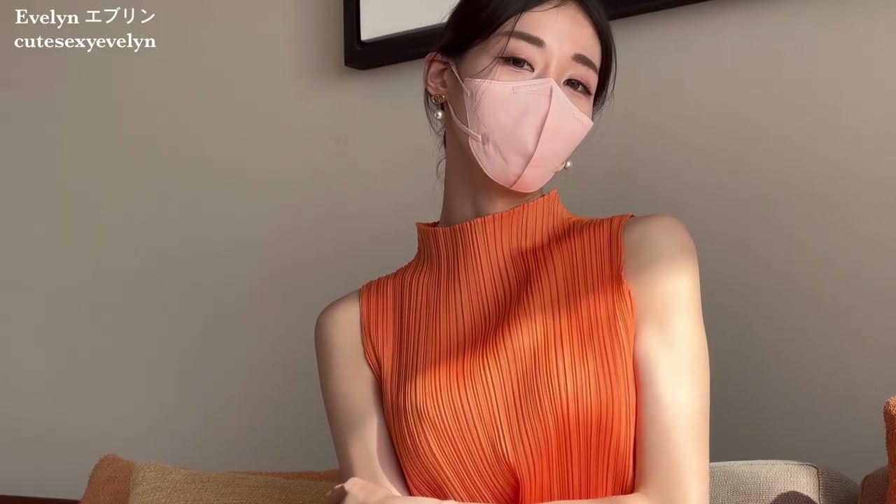 オレンジ色のドレスを着て一人で午後を楽しむ成熟した女性 / 美しい女性のビデオ Mature Feminine Korean Girl in Orange Dress Enjoying the Day