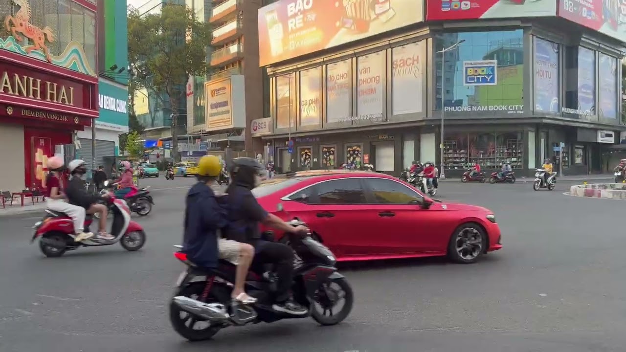Góc ngã năm Cống Quỳnh/Nguyễn Trãi/Phạm Ngũ Lão quận 1 chiều mồng một tết Bính Ngọ (17/02/2026).