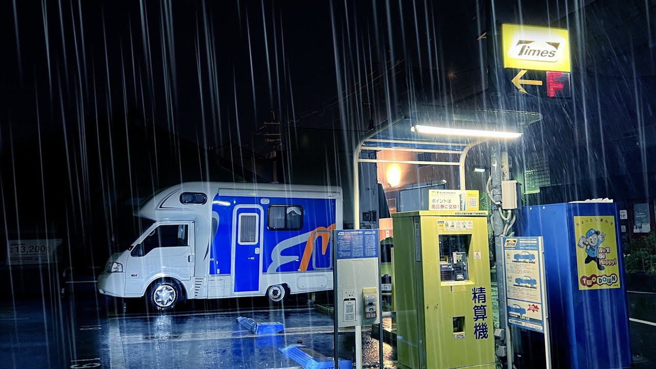 Кемпинг Rain Car | Ночевка на монетной парковке | Кемпер с легким грузовиком[SUB]