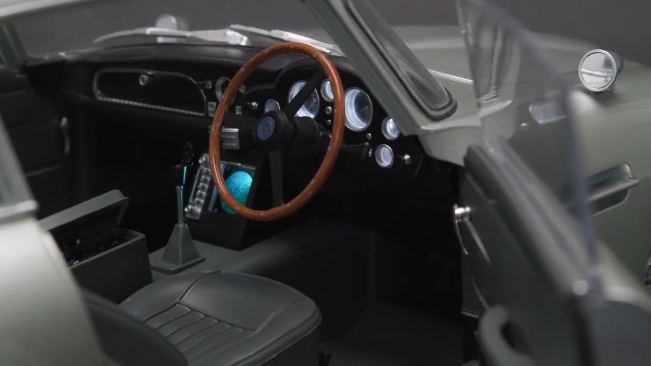 Aston Martin DB5 - GOLDFINGER 1/8 scale model