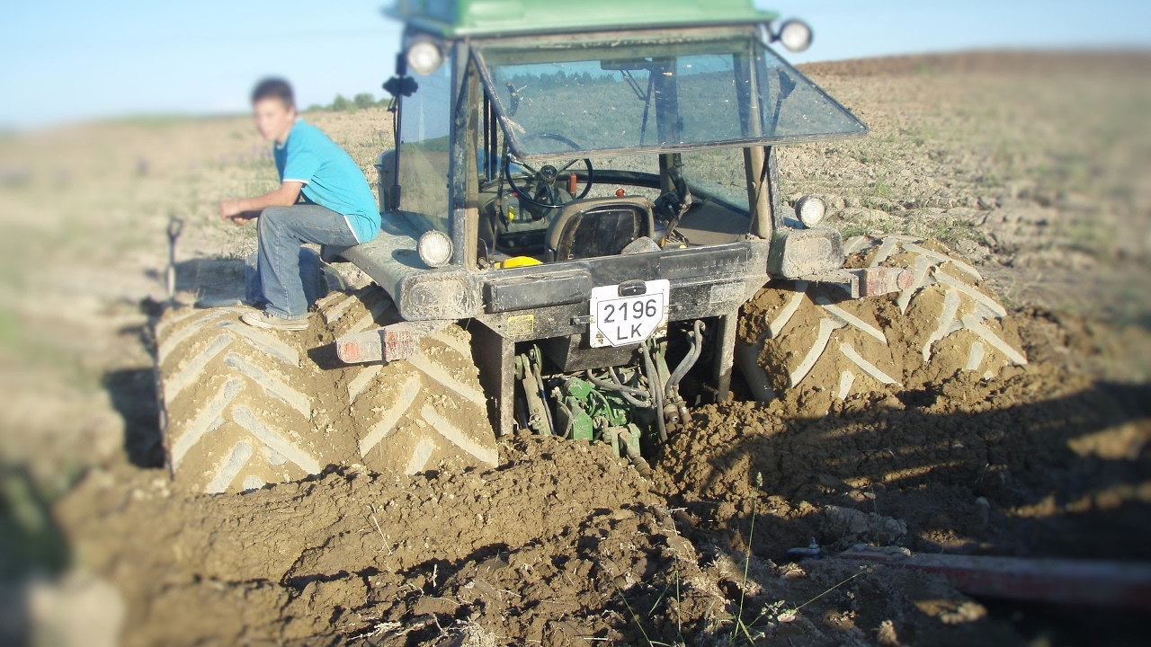 Tractor Stuck in heavy Sand. with load truck how to back 7