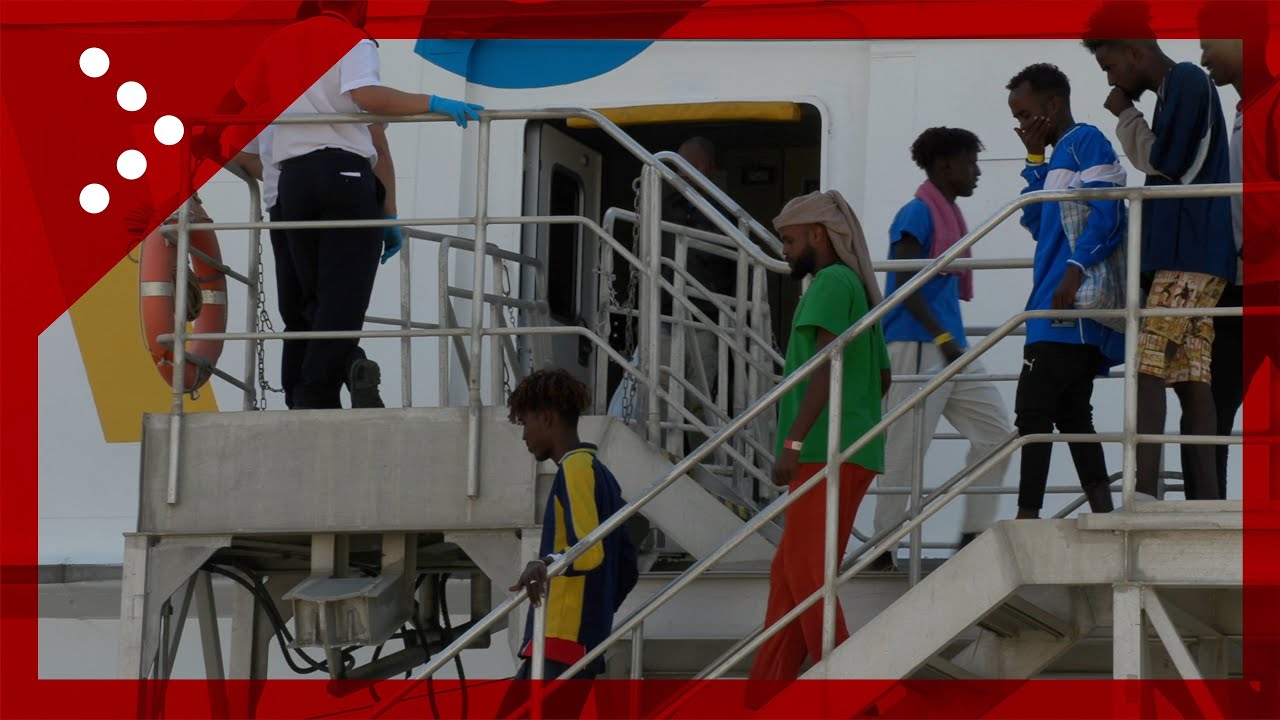 Caos a Lampedusa, centinaia di migranti trasferiti e sbarcati a Pozzallo per alleggerire l'hotspot