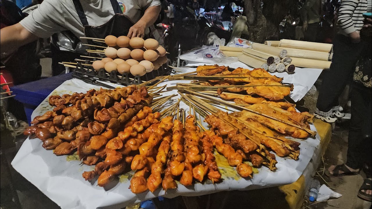 ພວກເຮົາມາສະລອງປີໃຫ່ທີ່ປະຕູໄຊ  New year at patuxay.