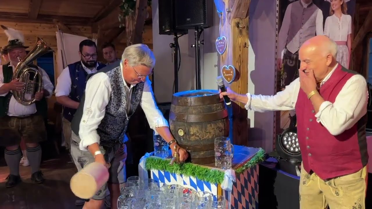 Angermaier Wiesnalm 2022: Impressionen & getanzte Modenschau 10 Tage vor Wiesnstart