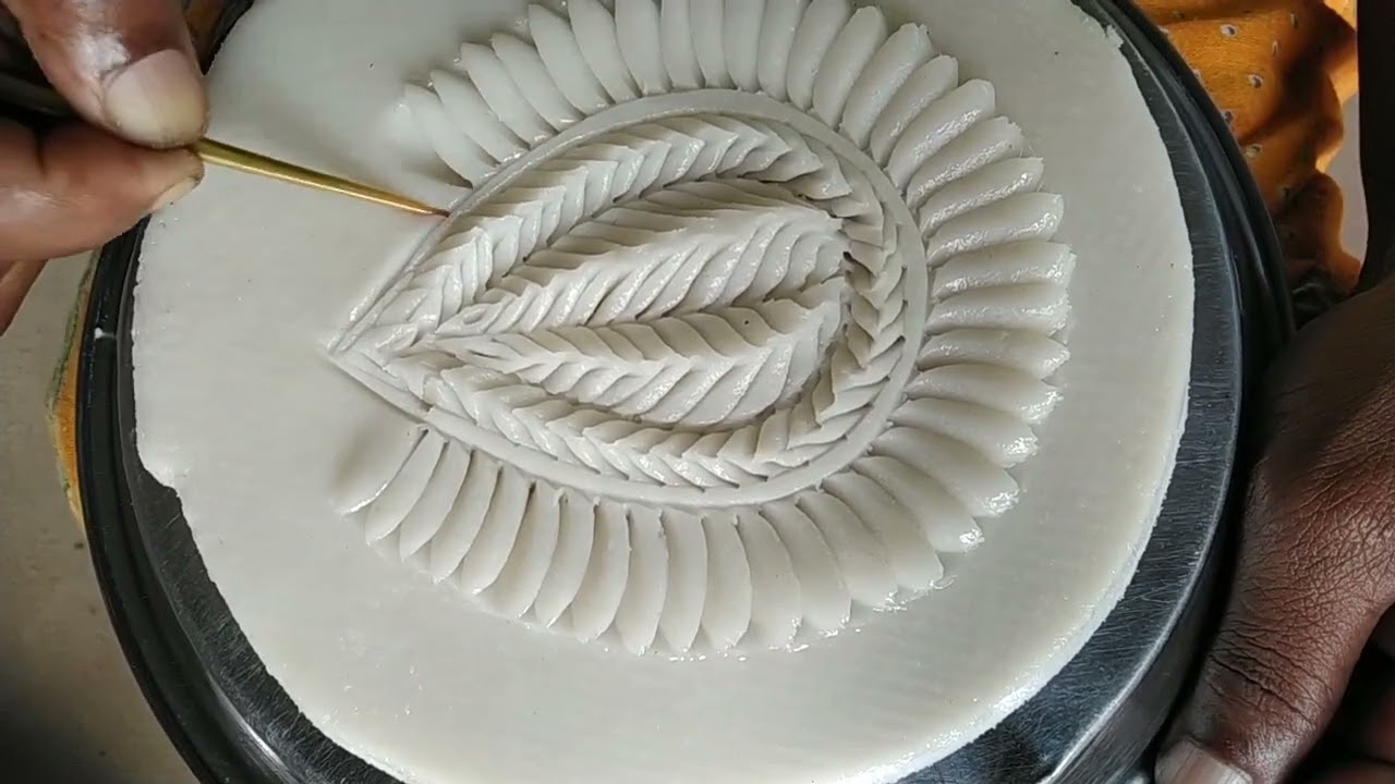 একটি খেজুর কাটা দিয়ে চমৎকার নকশি পিঠার ডিজাইন।