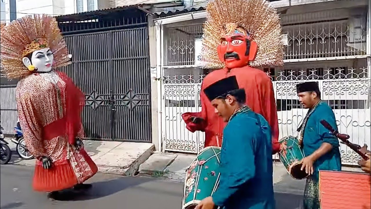 Ondel ondel dan penabuh gendang kembar