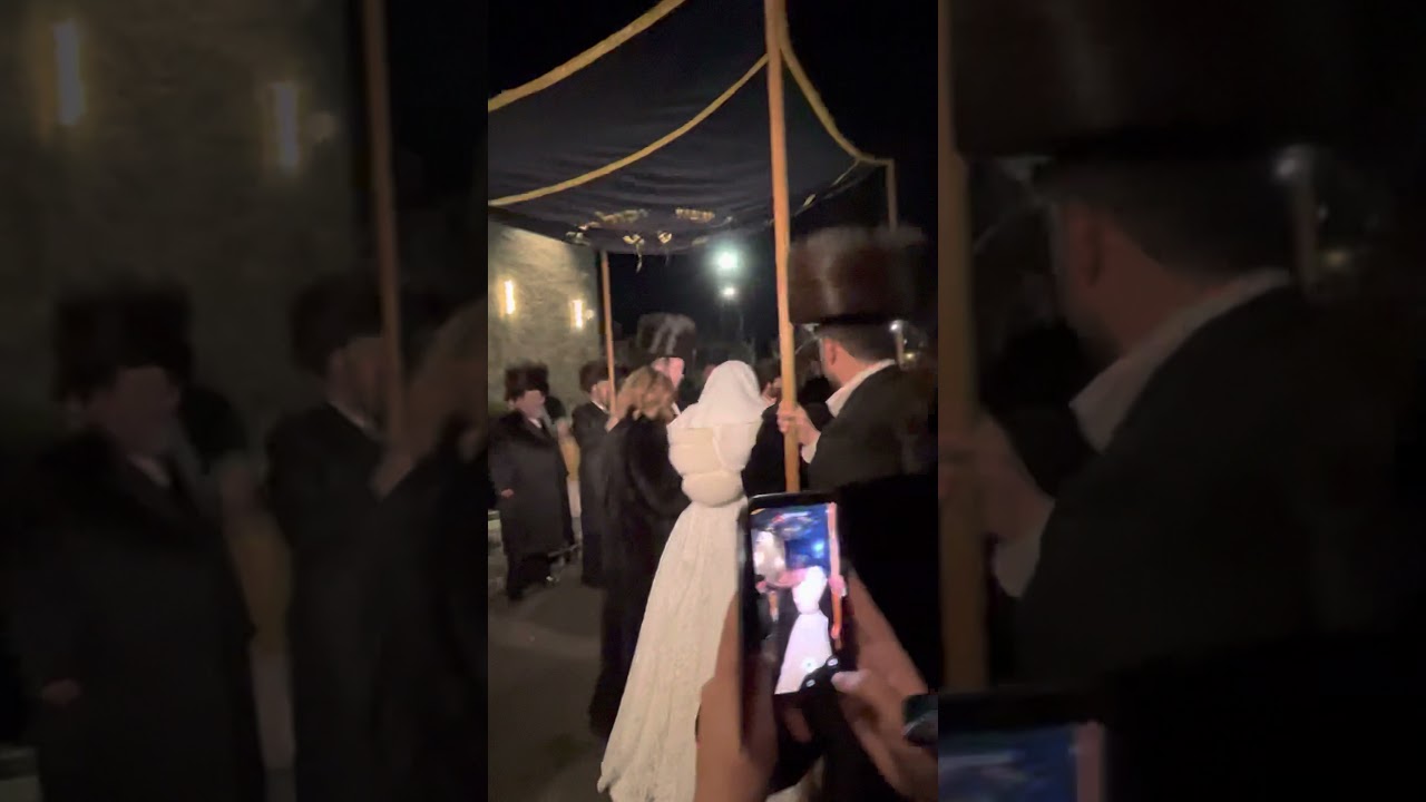Lipa Schmeltzer with Yossi Shtendig @ Werzberger gottesman chuppa part 1